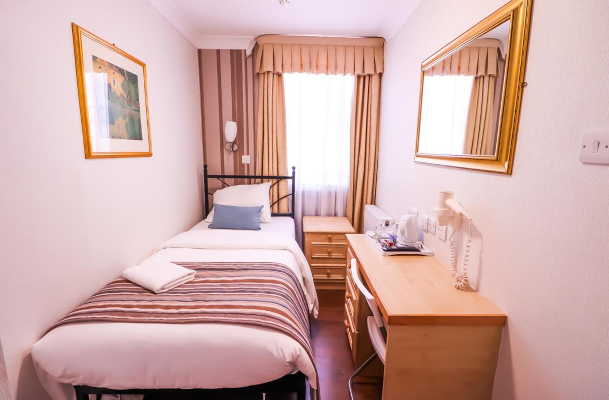 Fairway Hotel Лондон Екстериор снимка