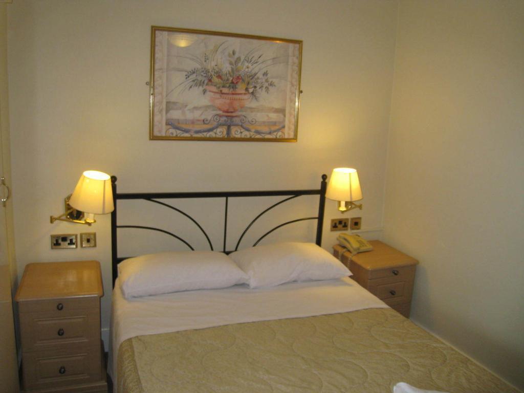 Fairway Hotel Лондон Екстериор снимка