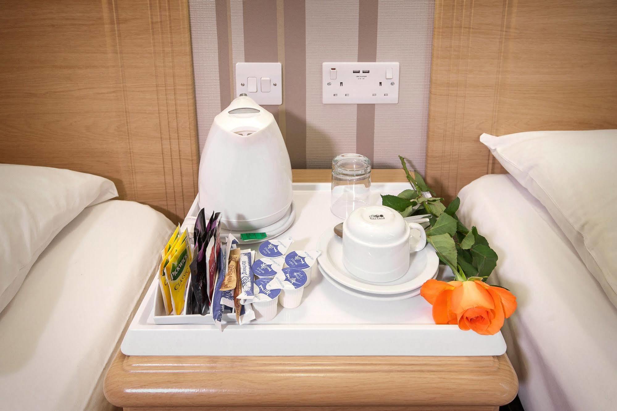 Fairway Hotel Лондон Екстериор снимка